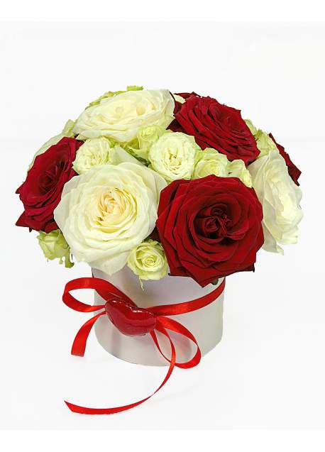 Baltų ir raudonų spalvų rožės dėžutėje